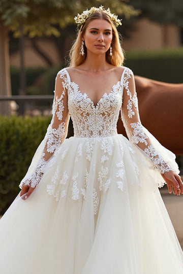 Robe de bal en tulle blanc à col en V Boho Sweep Train Robe de mariée avec dentelle